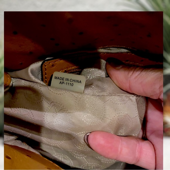 🚨‼️SOLD 🚨‼️ Michael Khors Ostrich Hamilton line leather purse - Picture 9 of 10